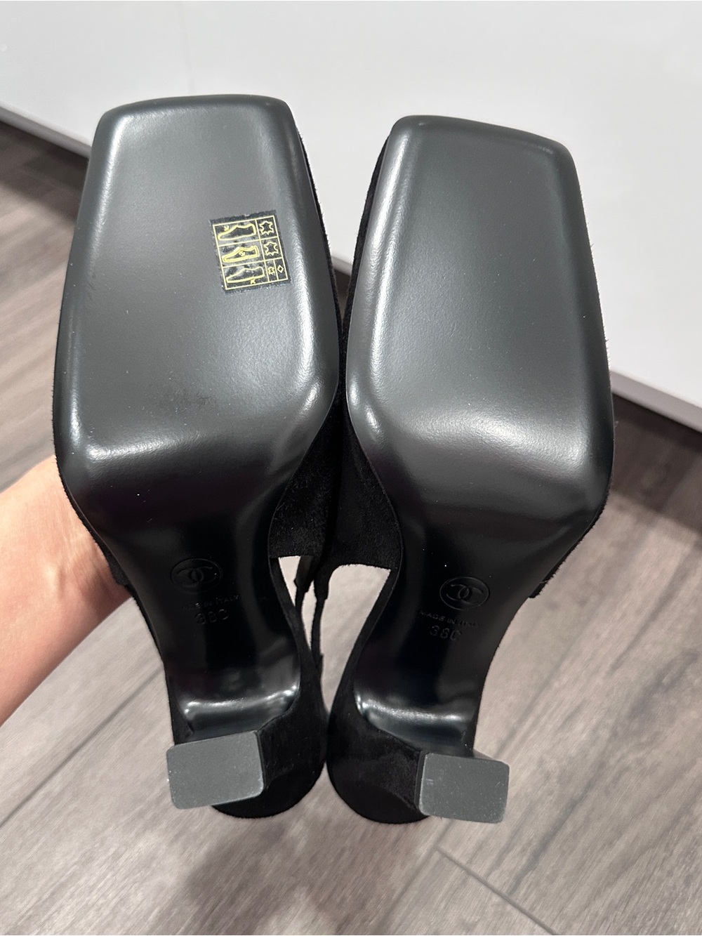 2026 CHANEL BLACK AND WHITE SUEDE GOLD CC LOGO HEELS SLINGBACKS PUMPS SHOES 38C - Picture 15 of 16